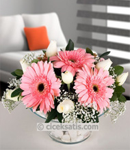 Pembe lilyum okaliptus ve krmz gller