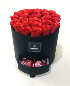 Kutuda Yapay Kırmızı Güller ve Kalpli Çikolatalar